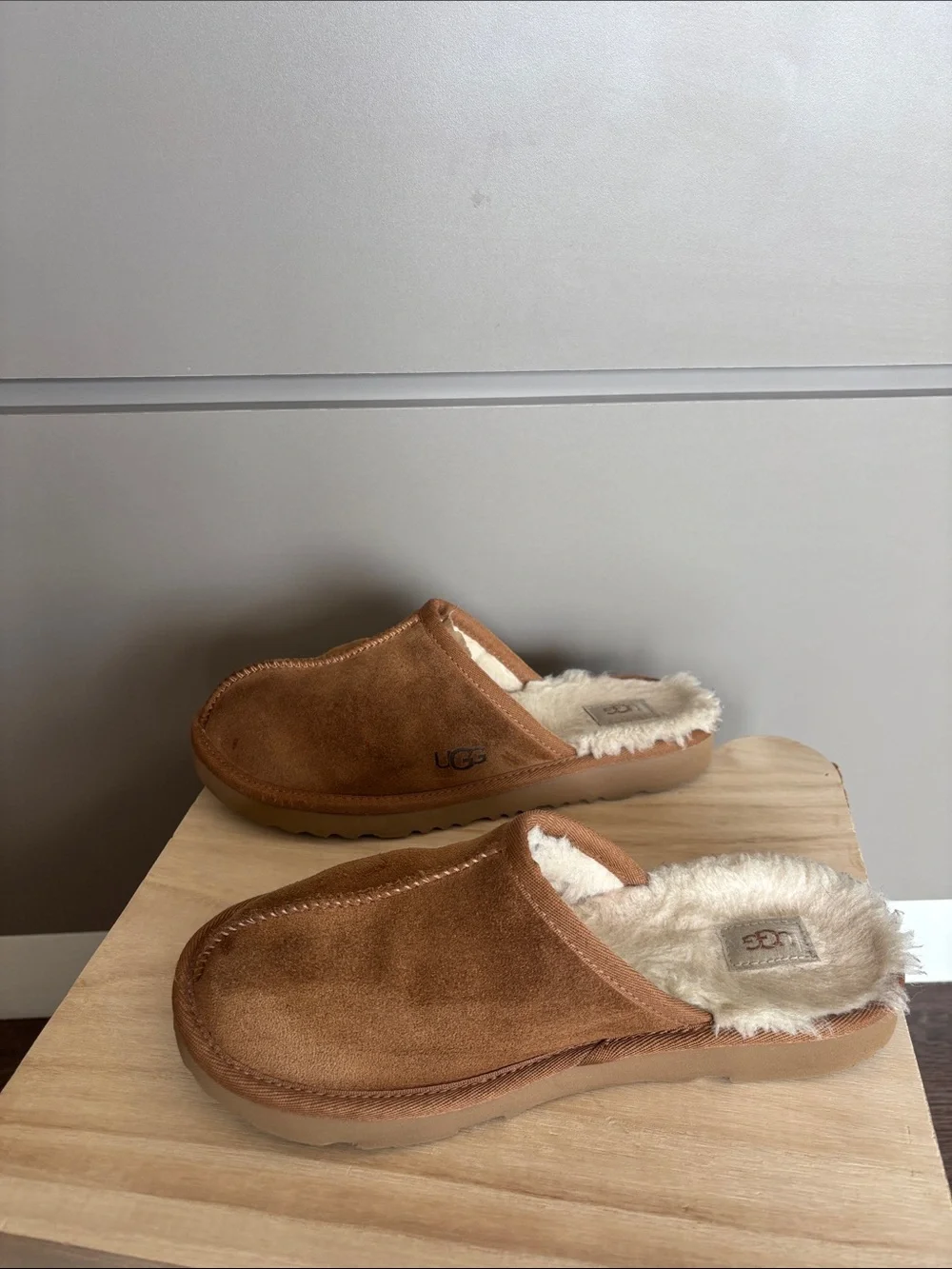 UGG Big Kid unisex slippers chestnut brown size 5 - fits women’s size 7